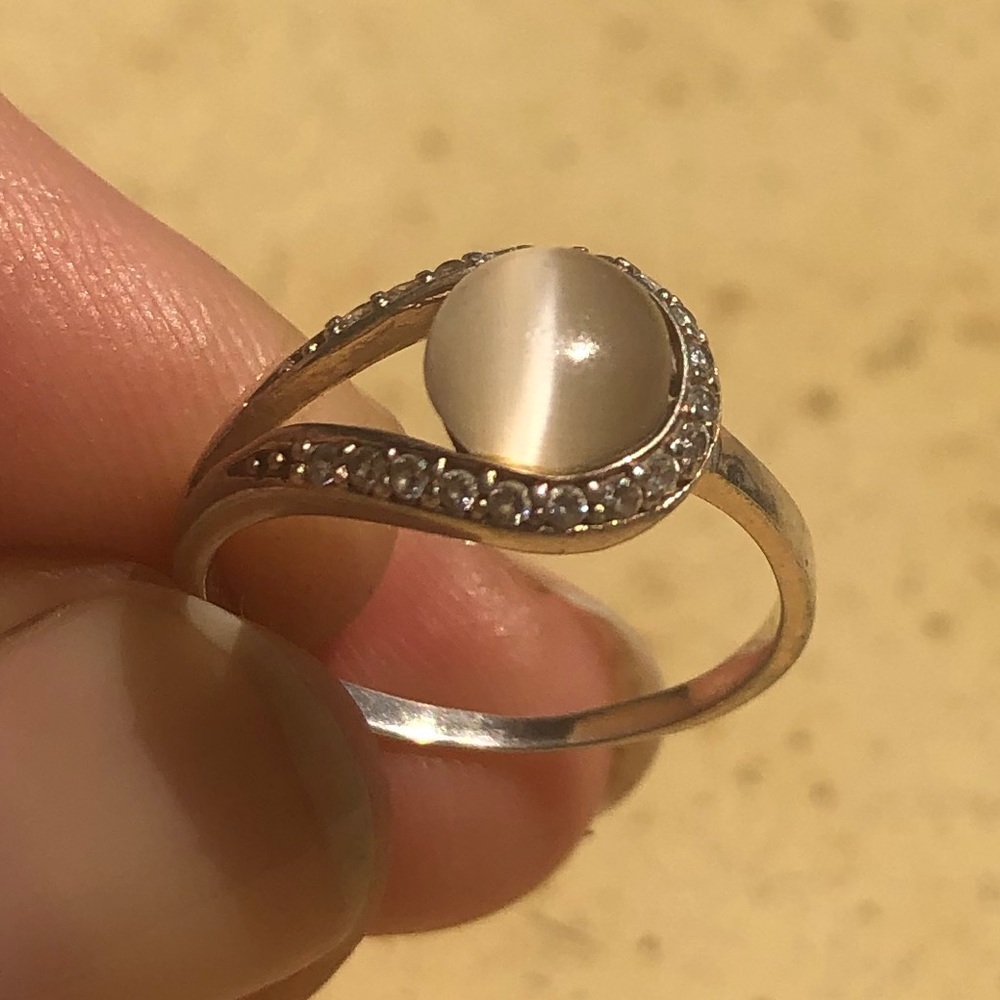 Cats Eye/Moonstone ring